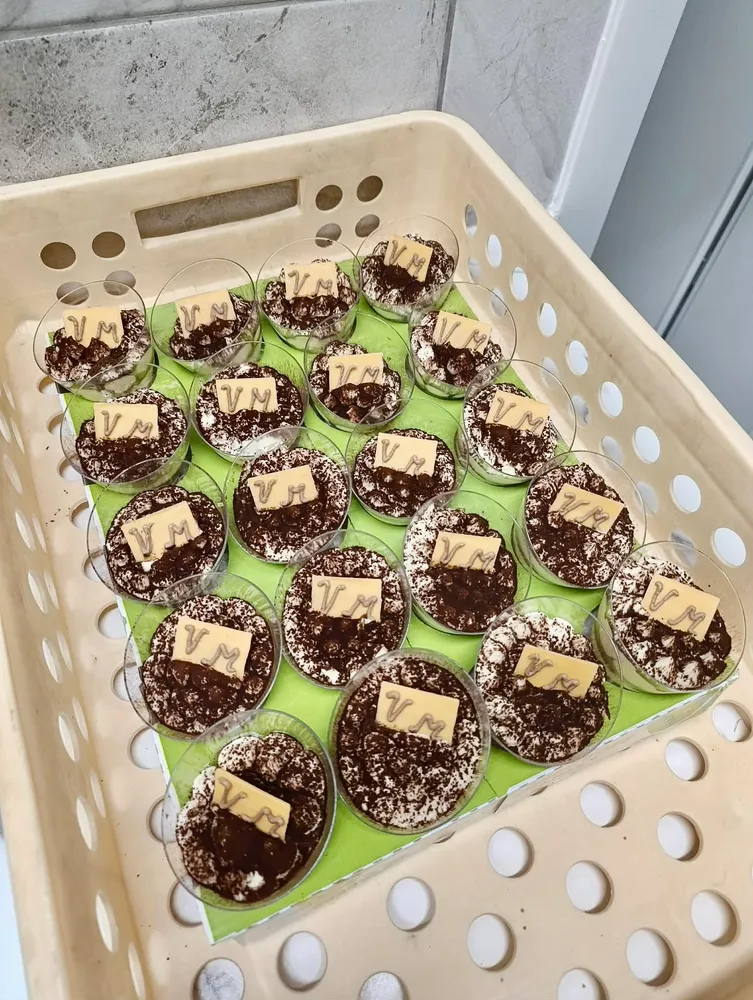 Tiramisu poháry s čokoládovou destičkou s monogramem